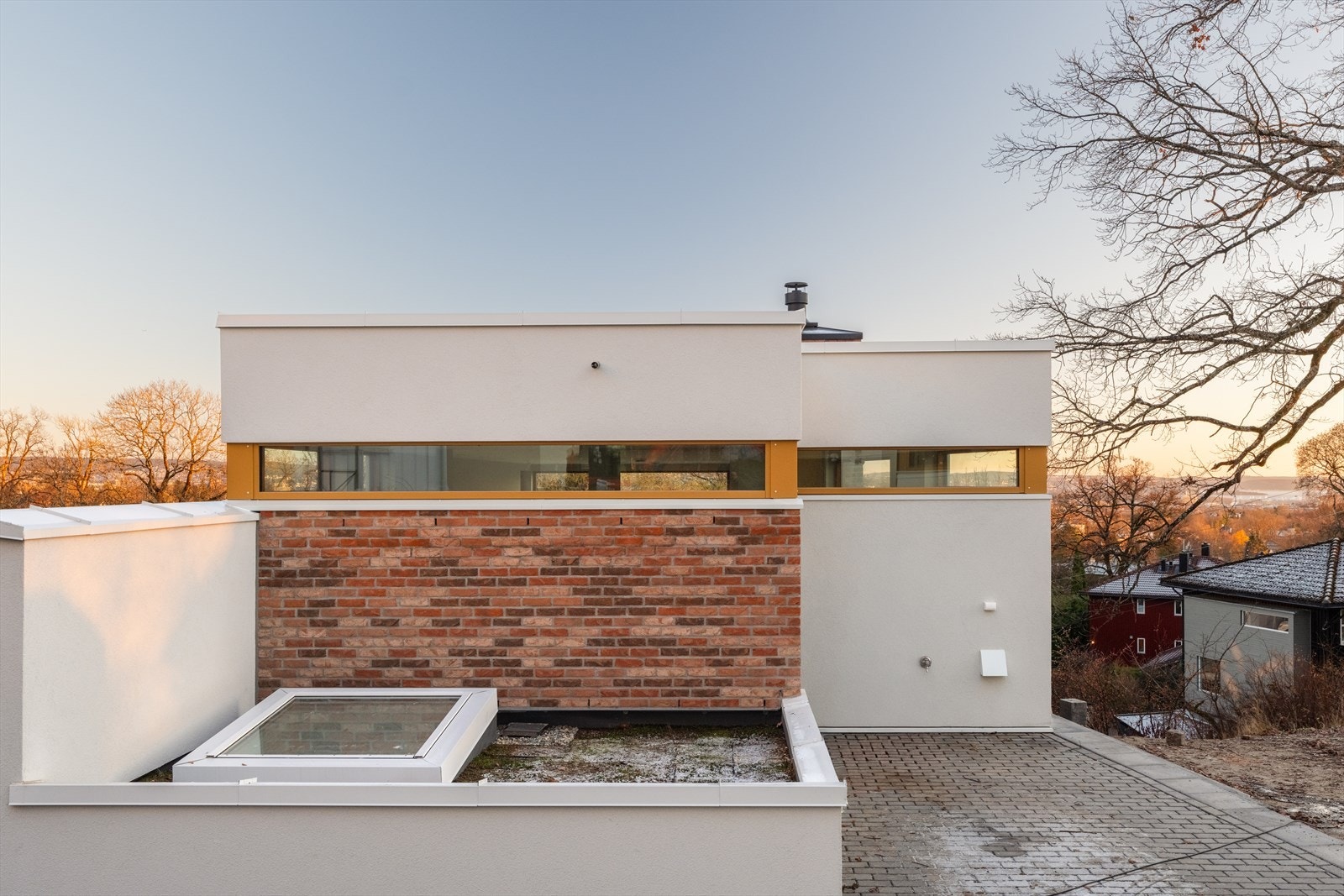 Pussede fasader med innslag av tegl. Overlysvinduet er til walik in garderoben Galleribilde