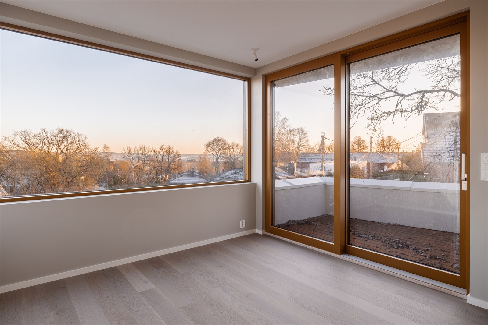 Flott utsikt og stor skyvedør gir mulighet til ekstra uteplass om sommeren Galleribilde