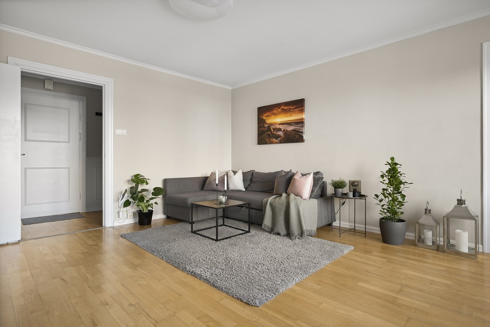 - Leiligheten er malt i lune og nøytrale farger som gjør det enkelt å sette sitt eget preg på boligen - Galleribilde