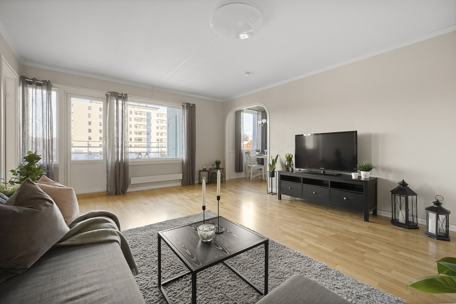 - Stuen fremstår som lys og luftig med flere store vinduer som åpner rommet og sørger for godt med lysinnslipp - Galleribilde