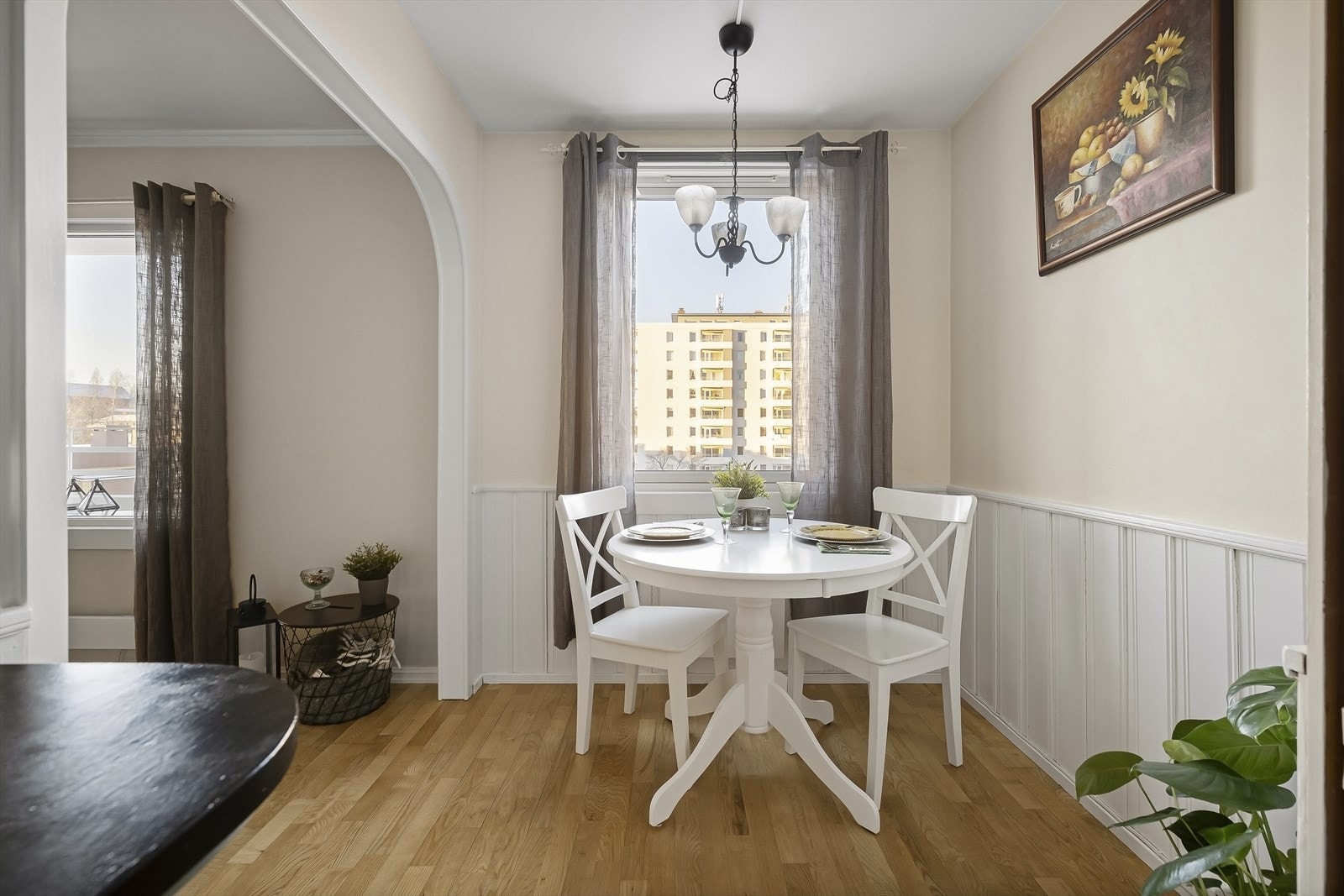 - Her har du også god plass til et lite spisebord - Galleribilde