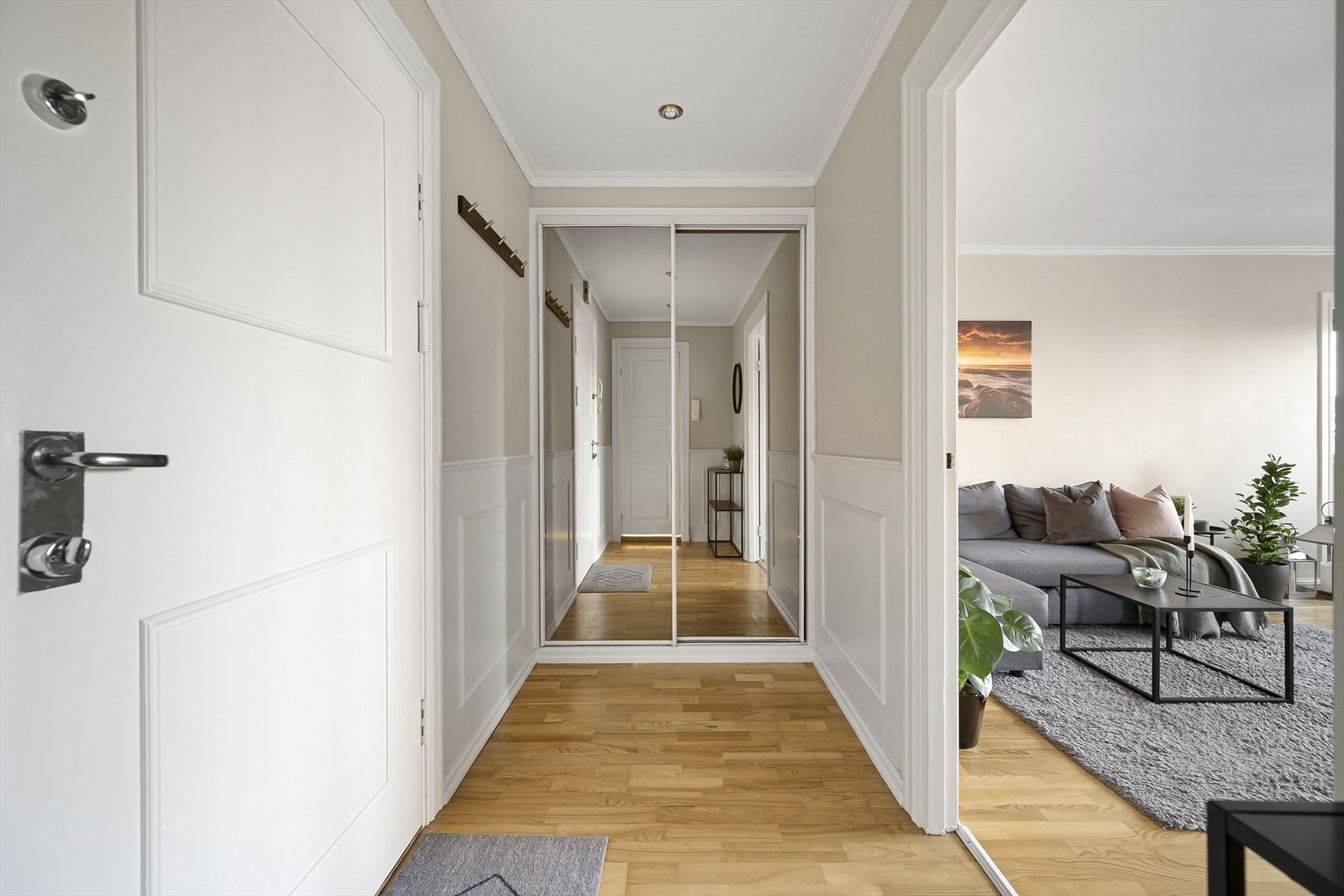 - Velkommen inn i en lys og innbydende entré - Galleribilde