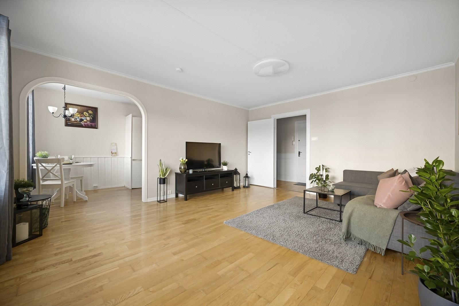 - Her har du rikelig med plass til både sofagruppe med tilhørende medialøsning og spisebord - Galleribilde