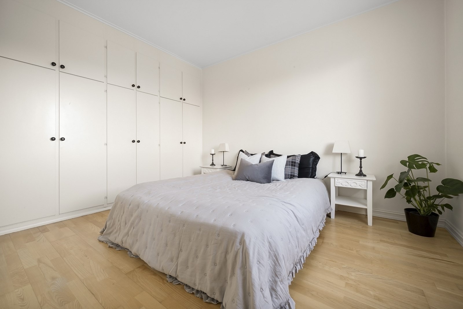 - Flott soverom med mye lagringsplass - Galleribilde