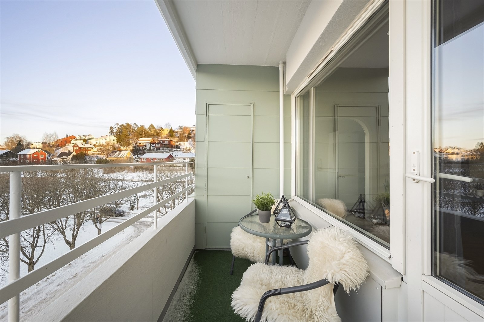 - Fra stuen har du utgang til en herlig balkong med ettermiddagssol! - Galleribilde