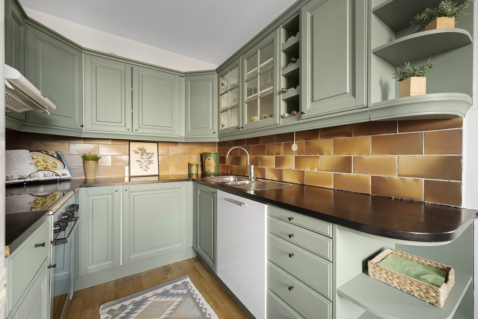 - Alle hvitevarer på kjøkkenet medfølger salget - Galleribilde