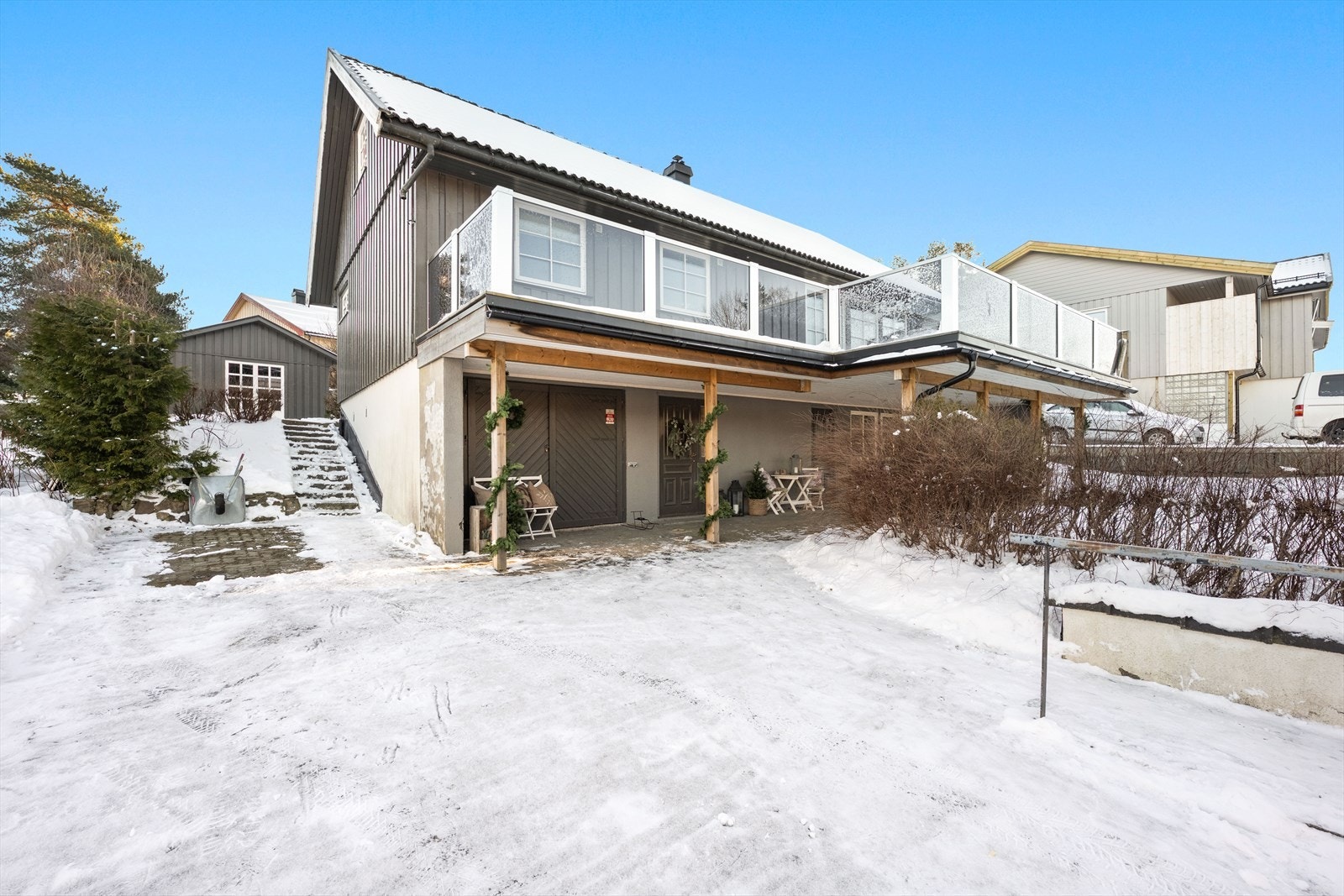 Meget innholdsrik enebolig som går over tre plan. Galleribilde