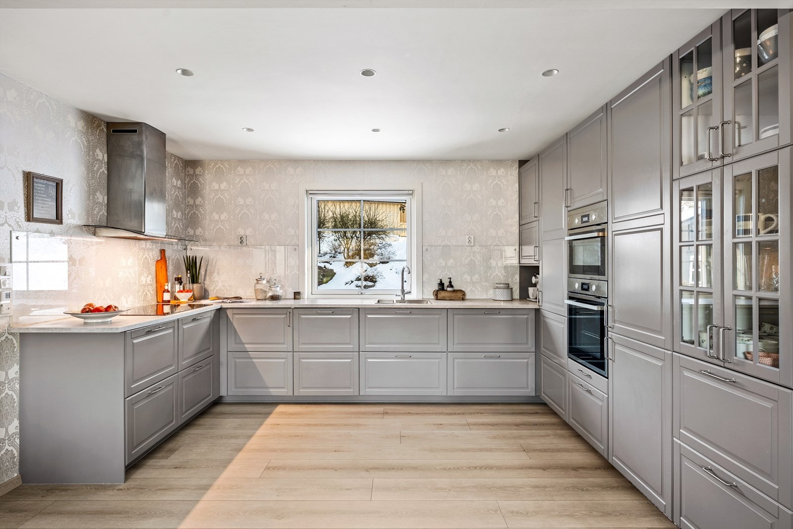 Romslig kjøkken med god skapplass. Galleribilde