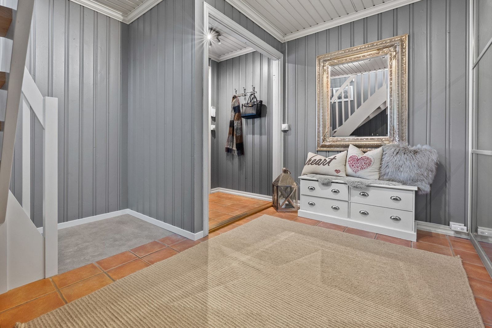 Entré og hall med praktisk garderobe for oppbevaring av yttertøy sørger for et ryddig "velkommen inn". Galleribilde