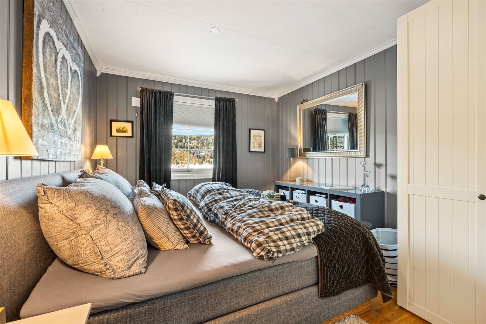 Hovedsoverom med god plass til dobbeltseng og garderobeskap. Galleribilde