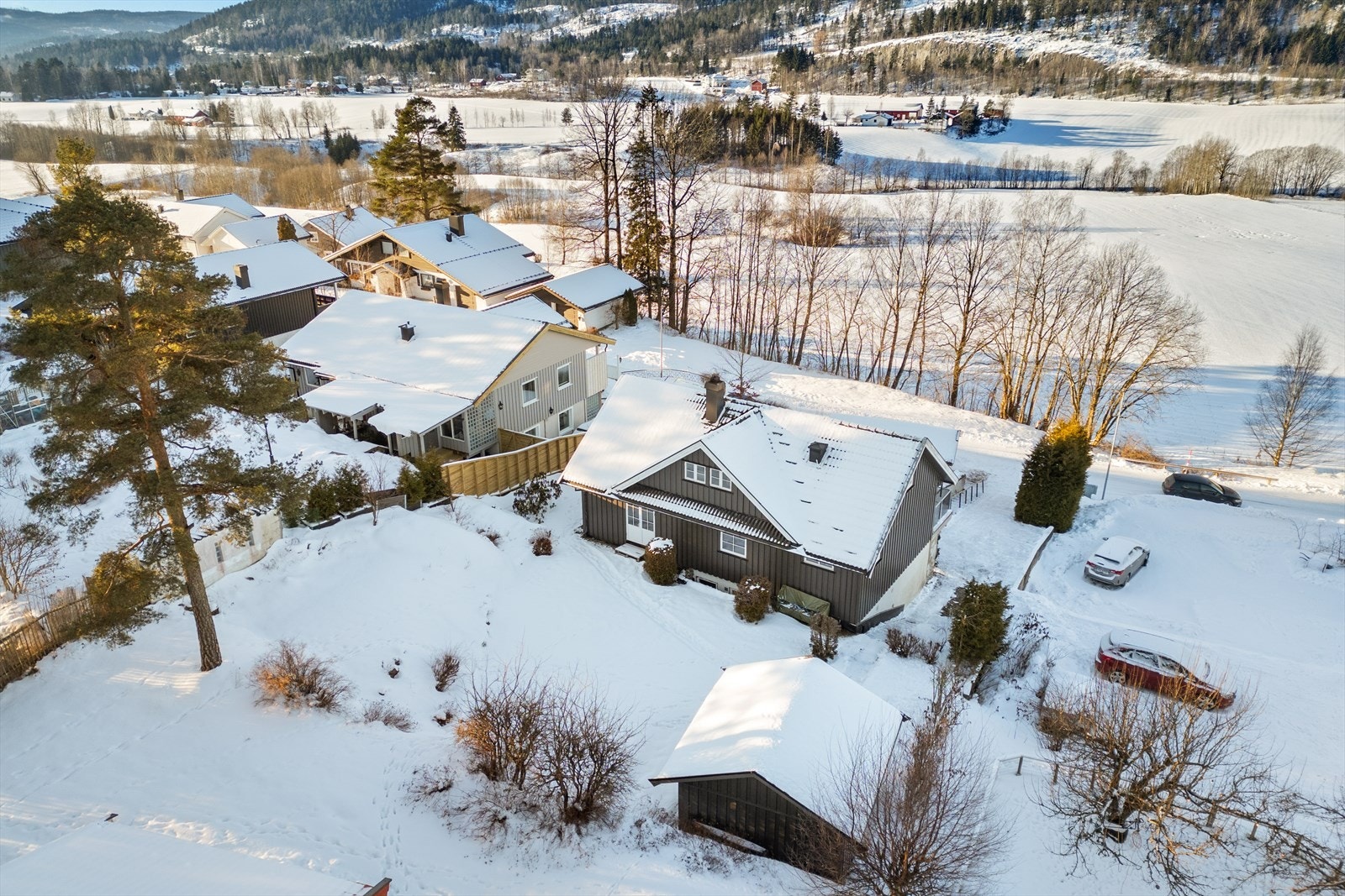 Familievennlig enebolig i rolig blindvei med flott beliggenhet, kveldssol og kort vei til skole og fritidstilbud. Galleribilde