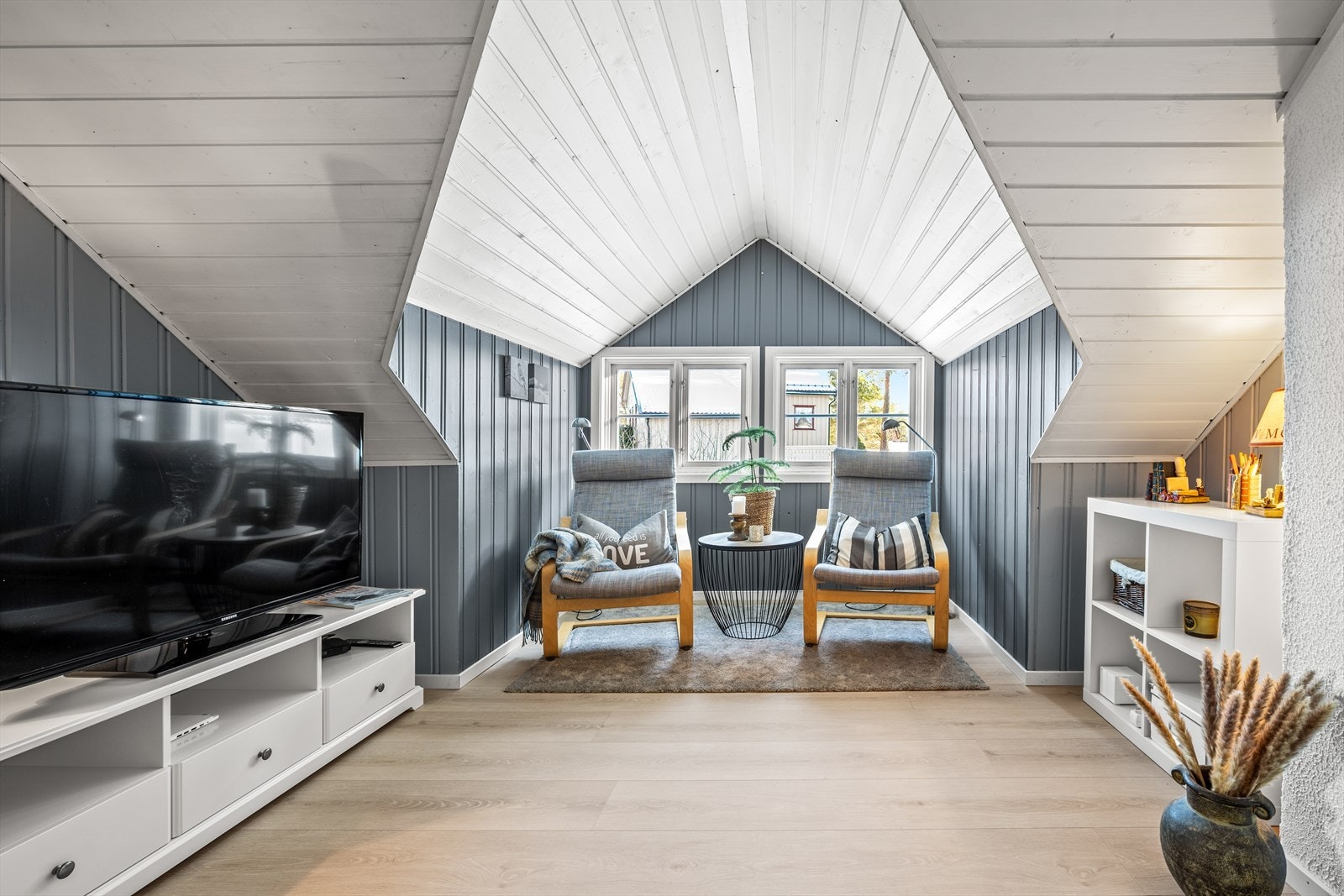 Lys og trivelig loftstue som gir mulighet for å trekke seg tilbake i hverdagen. Galleribilde