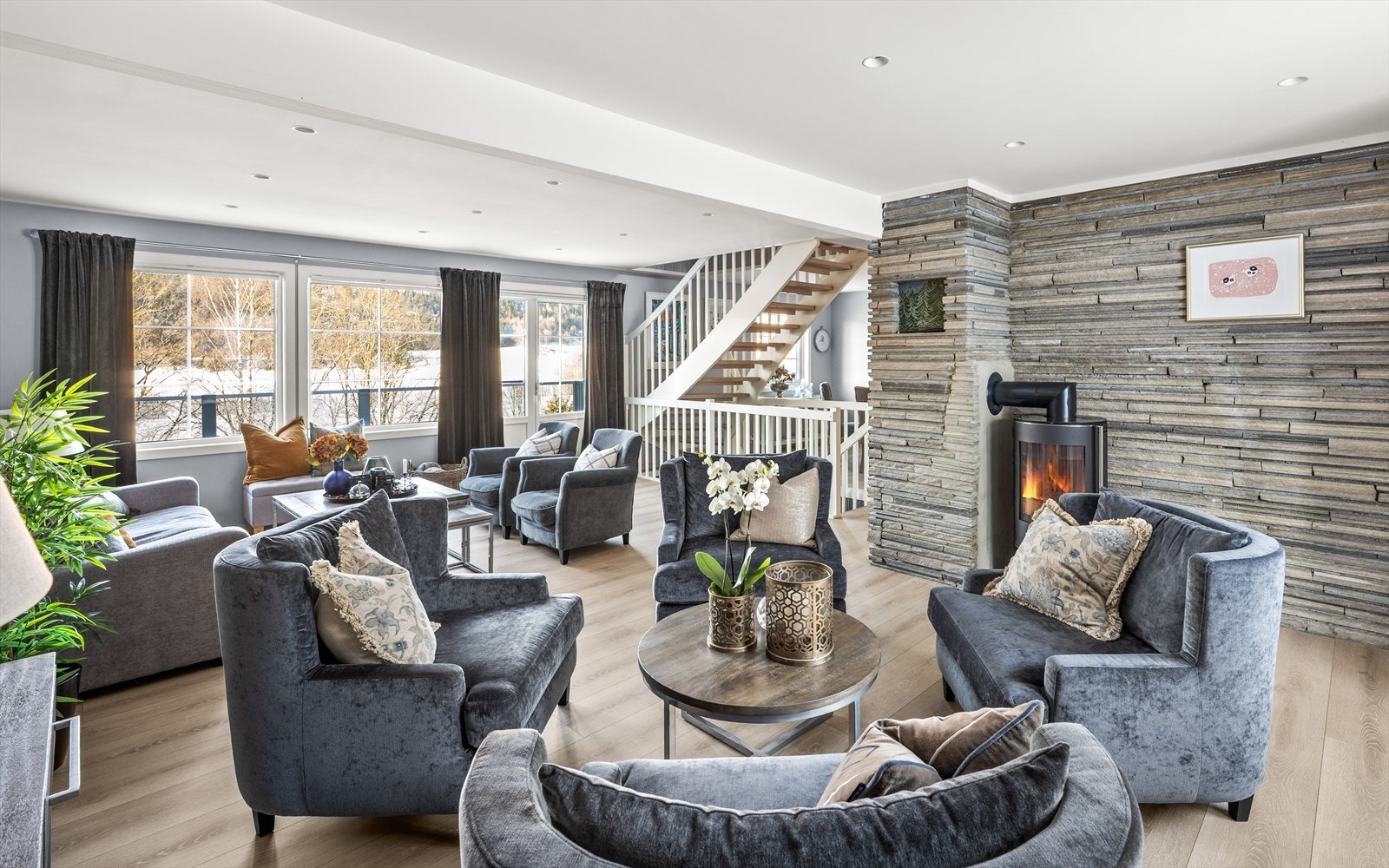 Stor stue med god plass til å møblere i flere soner. Praktisk og stemningsskapende vedovn er montert i 2026. Galleribilde