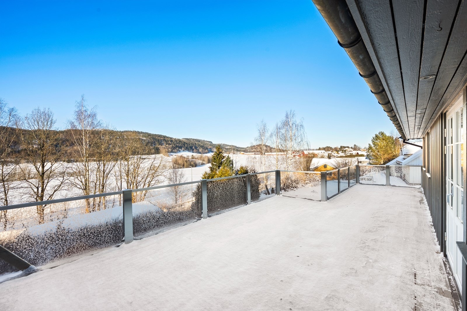 Flott, fri utsikt over kulturlandskapet fra verandaen. Galleribilde