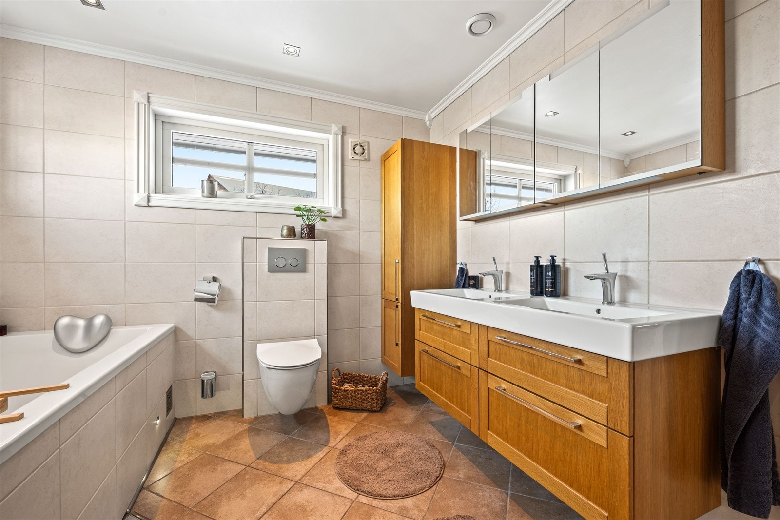 Dobbel servant i innredningen. Galleribilde