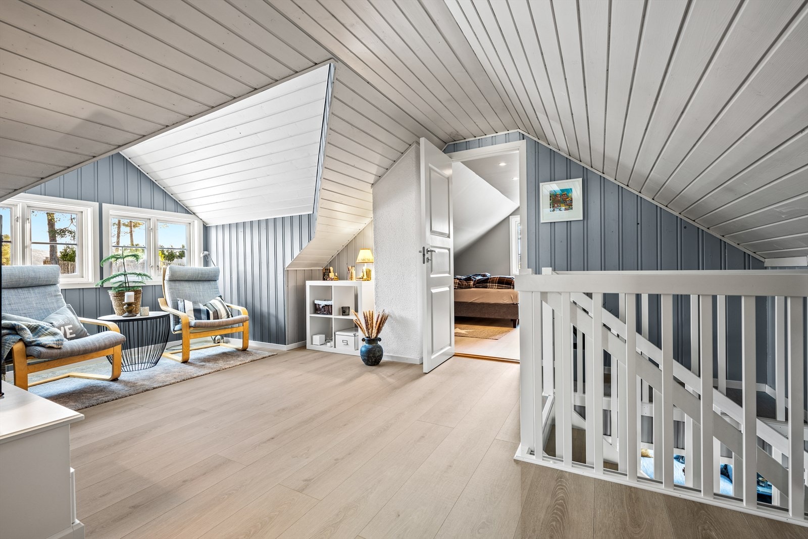 Loftstuen er et samlingspunkt ved de to soverommene i 2. etasje. Galleribilde