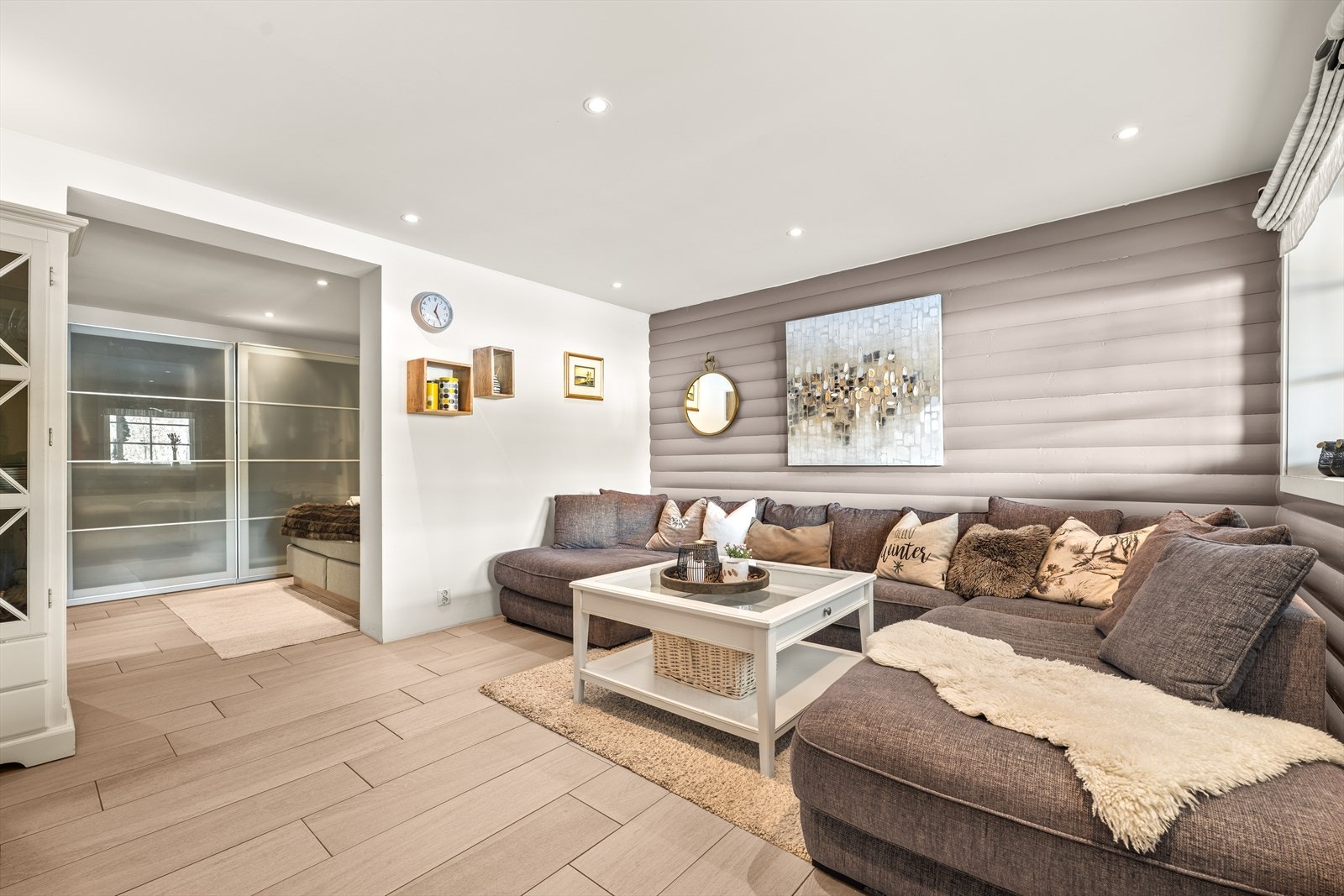 Stor kjellerstue - perfekt for ungdommen som ønsker sitt eget område. Galleribilde