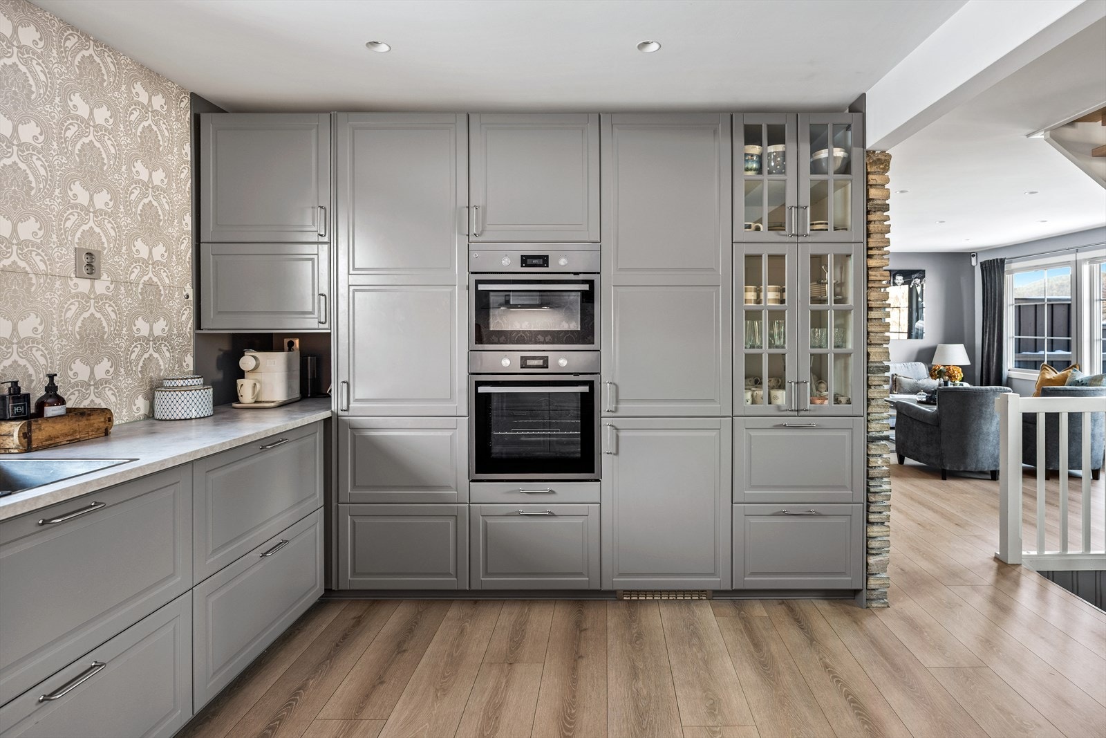 Integrerte hvitevarer med kjøl/fryseskap, oppvaskmaskin, komfyr, induksjonstopp og micro. Galleribilde