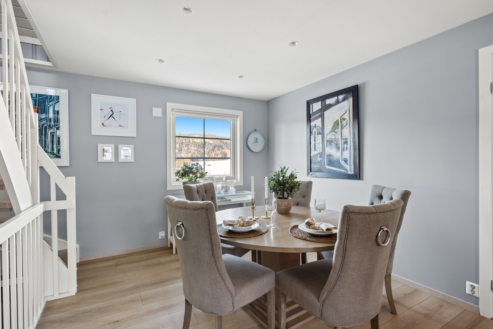 Spisestuen i ligger praktisk tilknytning til kjøkkenet. Galleribilde