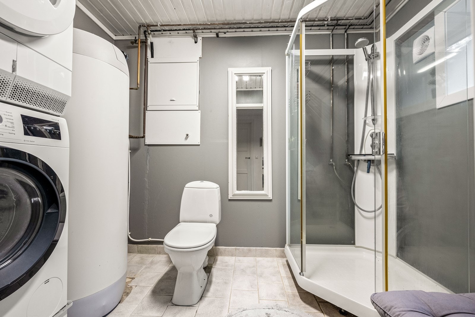 Toalett, dusjkabinett og opplegg til vask og tørk. Galleribilde