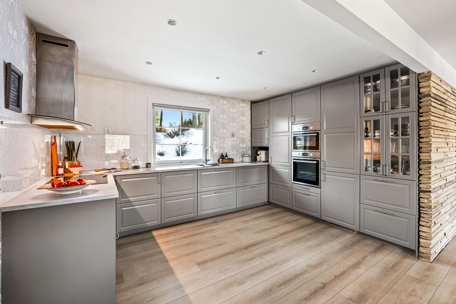 Profilerte fronter i en tidsriktig farge og benkeplate i slitesterk laminat. Galleribilde