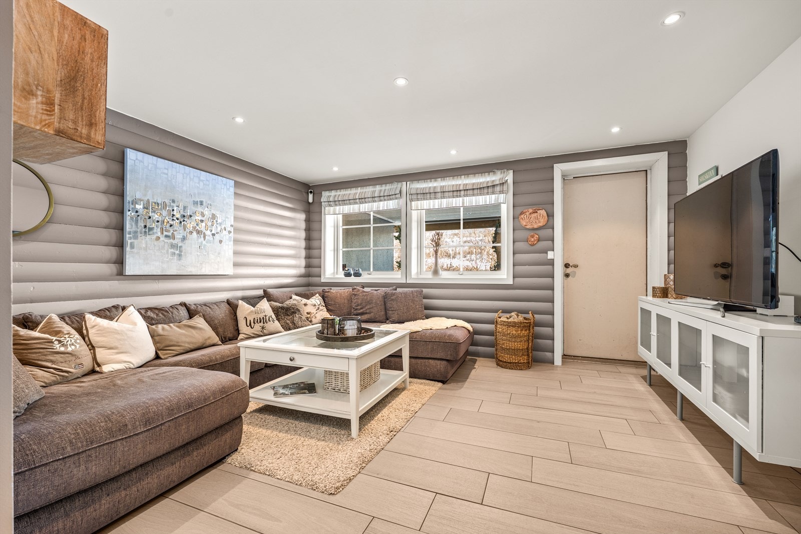 Stor kjellerstue med direkte adkomst - dette kan fort bli ungdommens favorittsted. Galleribilde