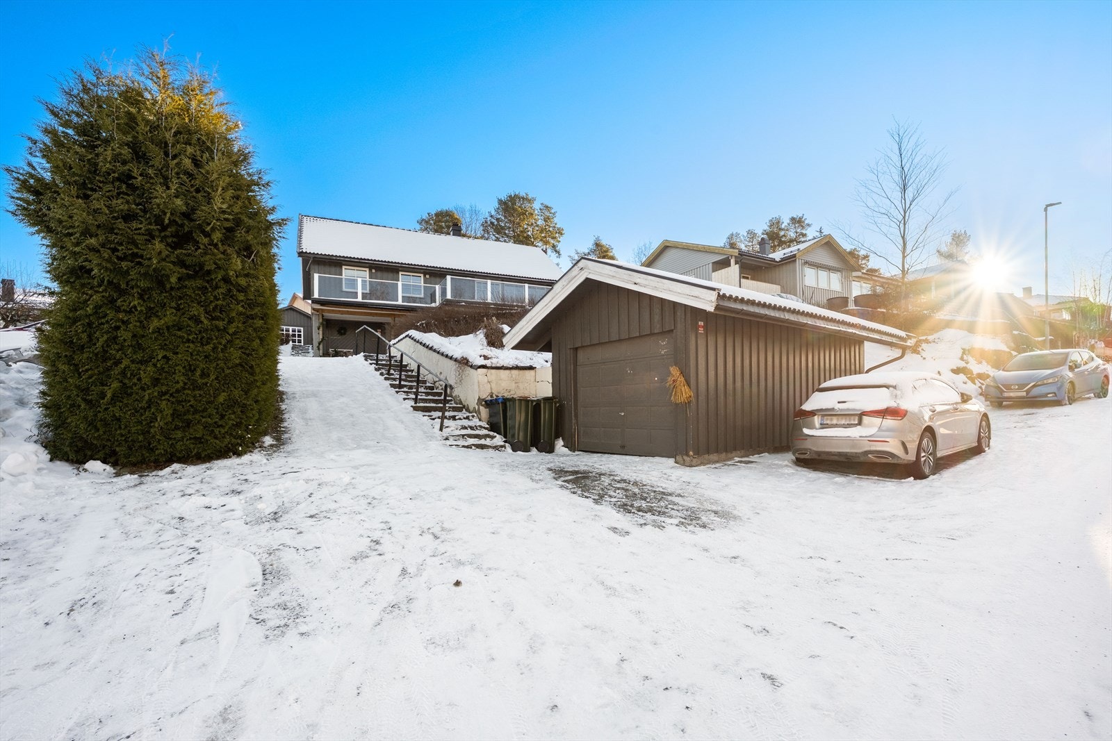 Parkering i egen garasje og gårdsplass. Galleribilde