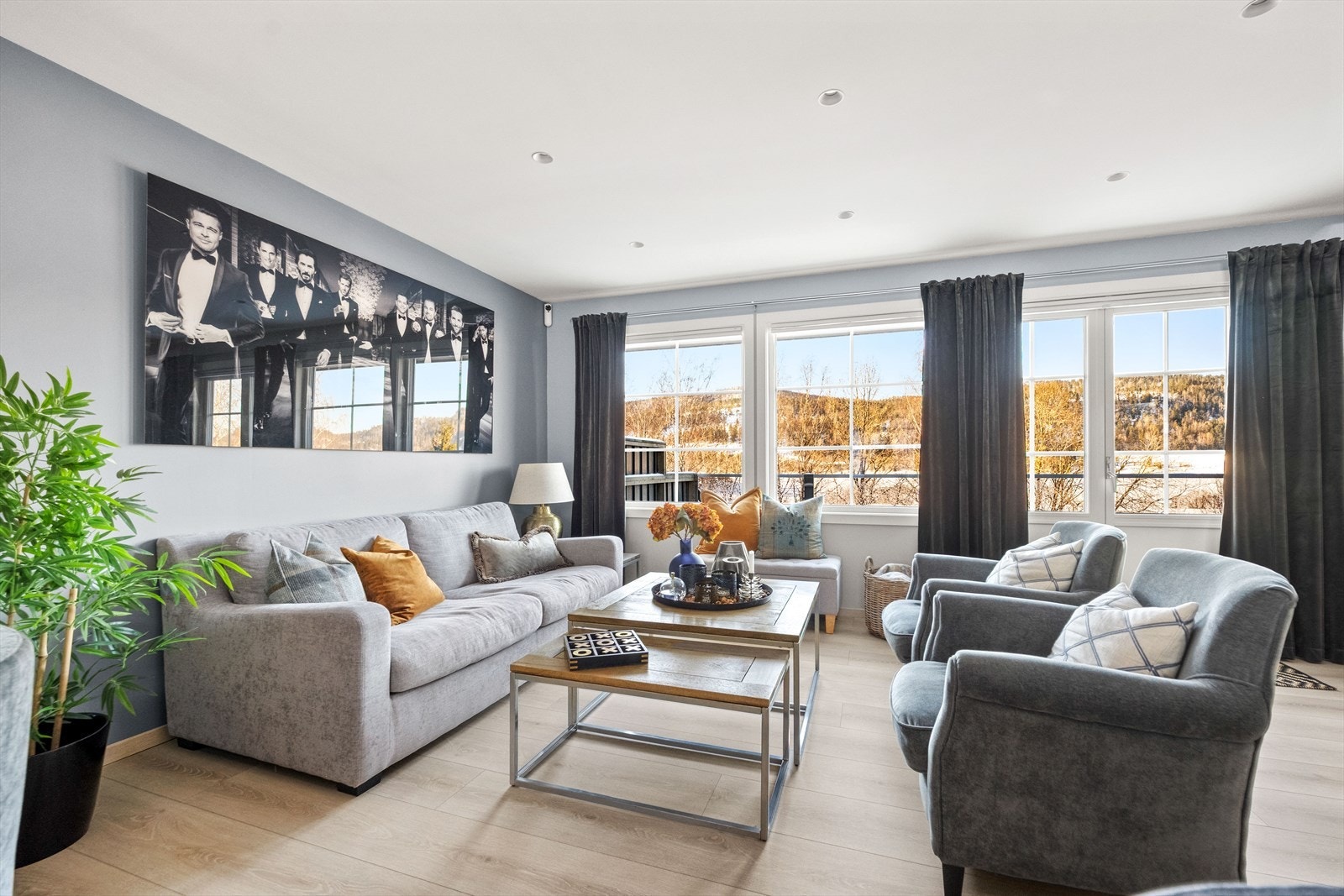 Utgang til stor, vestvendt veranda fra stuen. Galleribilde