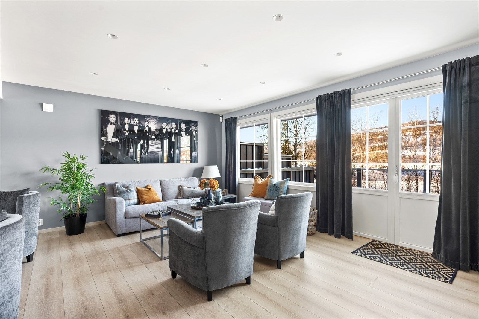 Store vindusflater sikrer godt, naturlig lys. I tillegg er det downlights i tak. Galleribilde