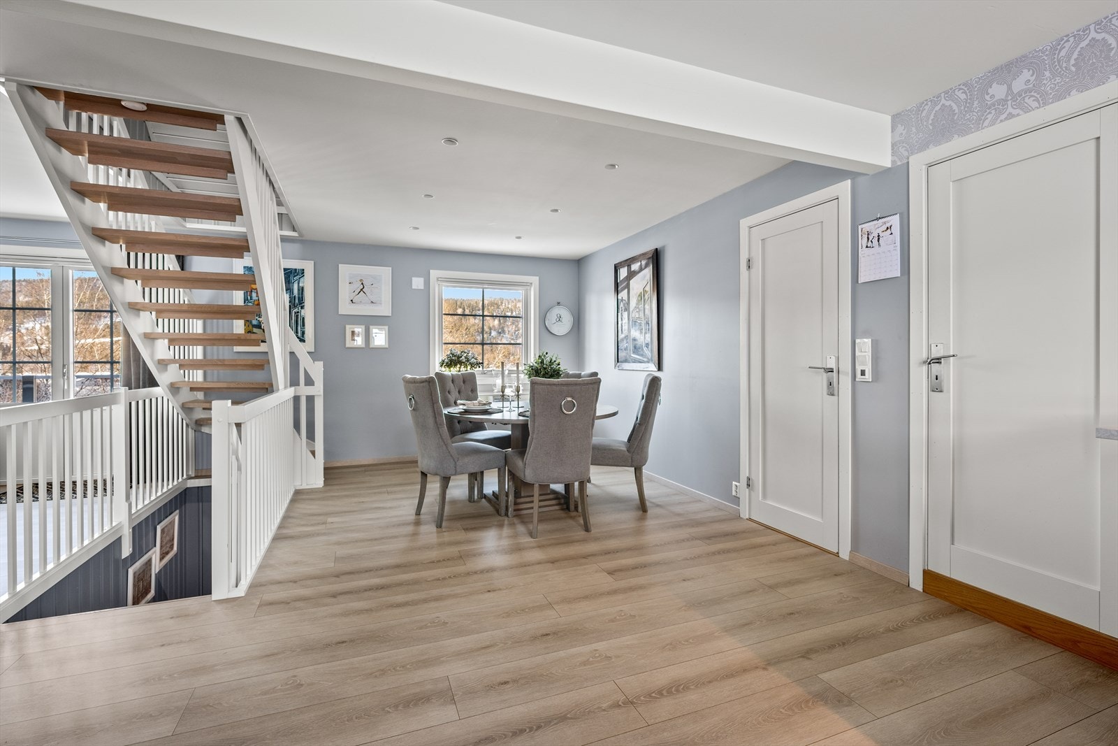 Spisestuen i ligger praktisk tilknytning til kjøkkenet. Galleribilde