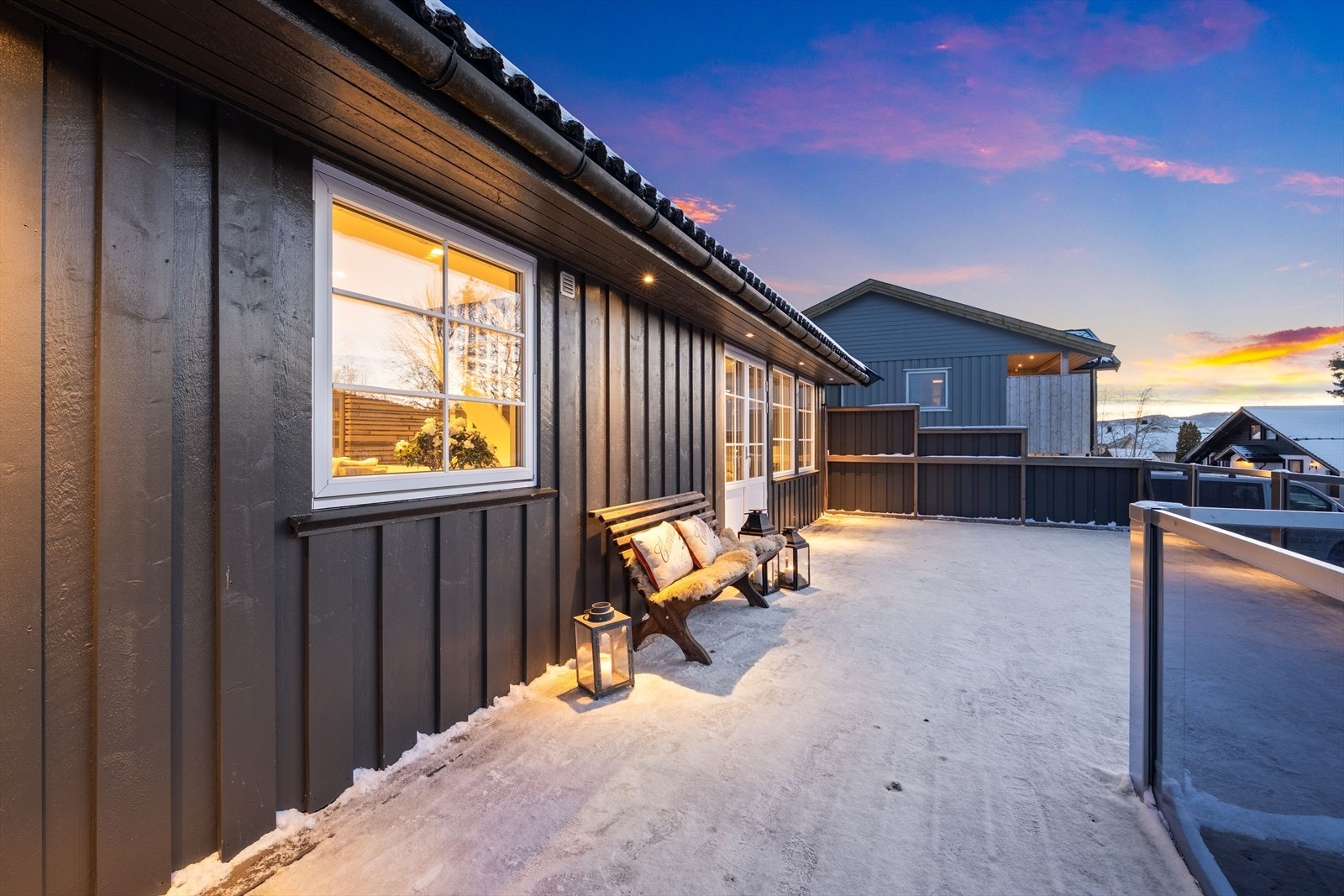 Verandaen er vestvendt - her kan man nyte sen kveldssol. Galleribilde