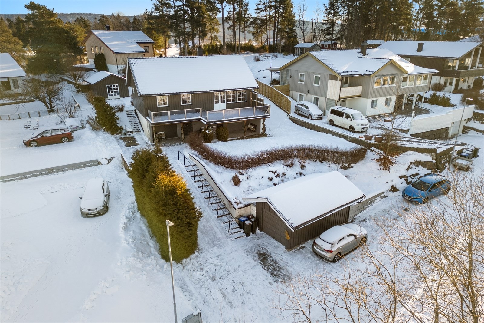 Myhreåsen 5 har en flott, vestvendt beliggenhet i en rolig blindvei på familievennlige Galleberg med sen kveldssol på terrassen. Galleribilde