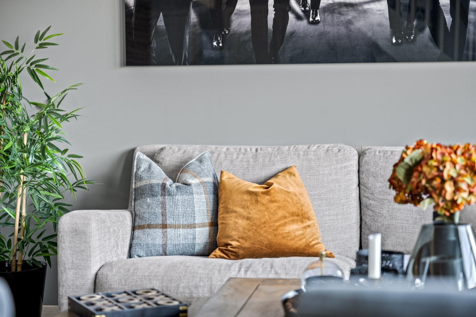 Stuen er i malt en moderne fargepalett. Galleribilde