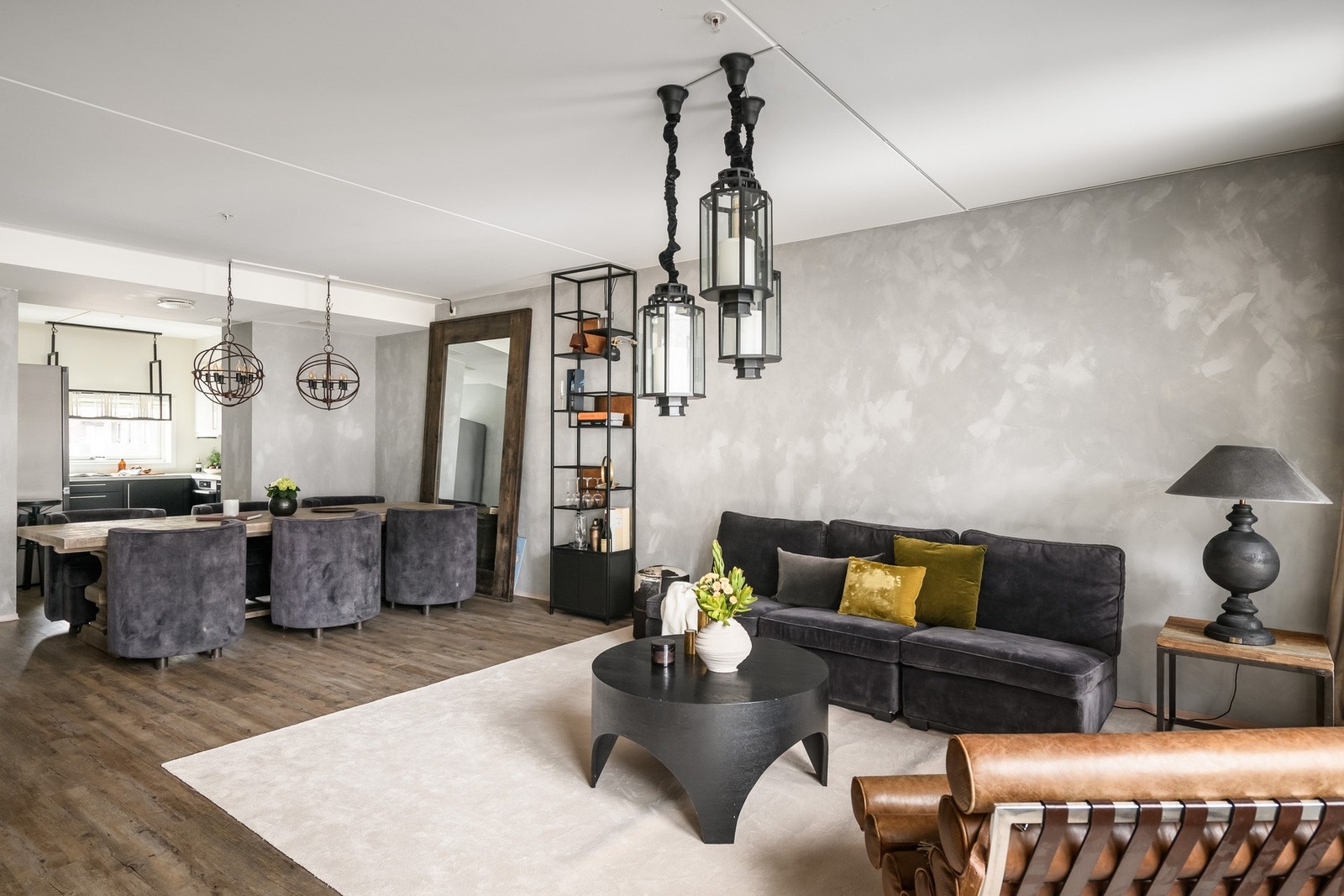 Det er åpen løsning fra balkong til kjøkken. Galleribilde