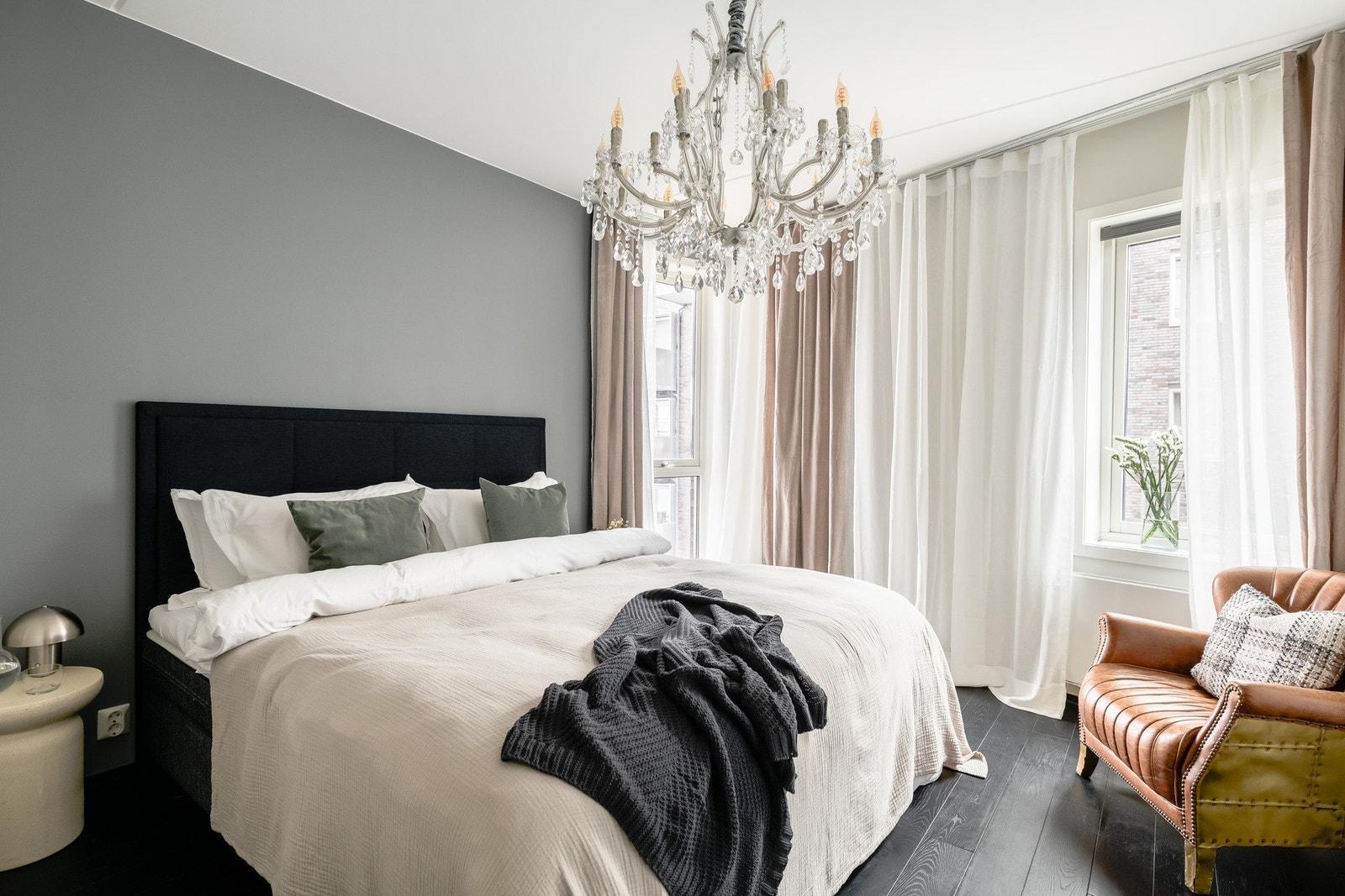 Stort hovedsoverom med god plass til dobbeltseng og møblering. Galleribilde