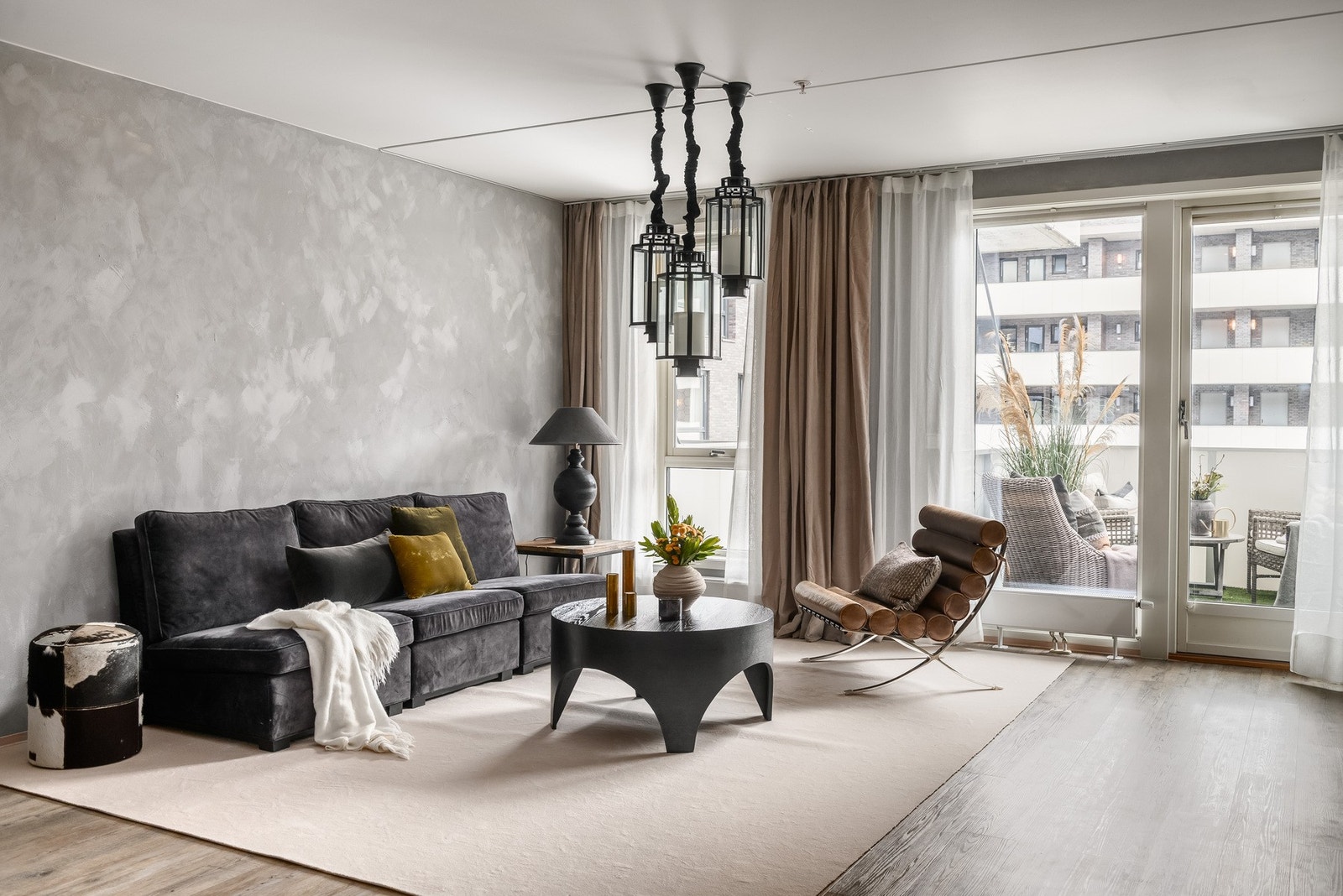 Fra stuen er det direkte adkomst til balkongen på 7 m². Galleribilde