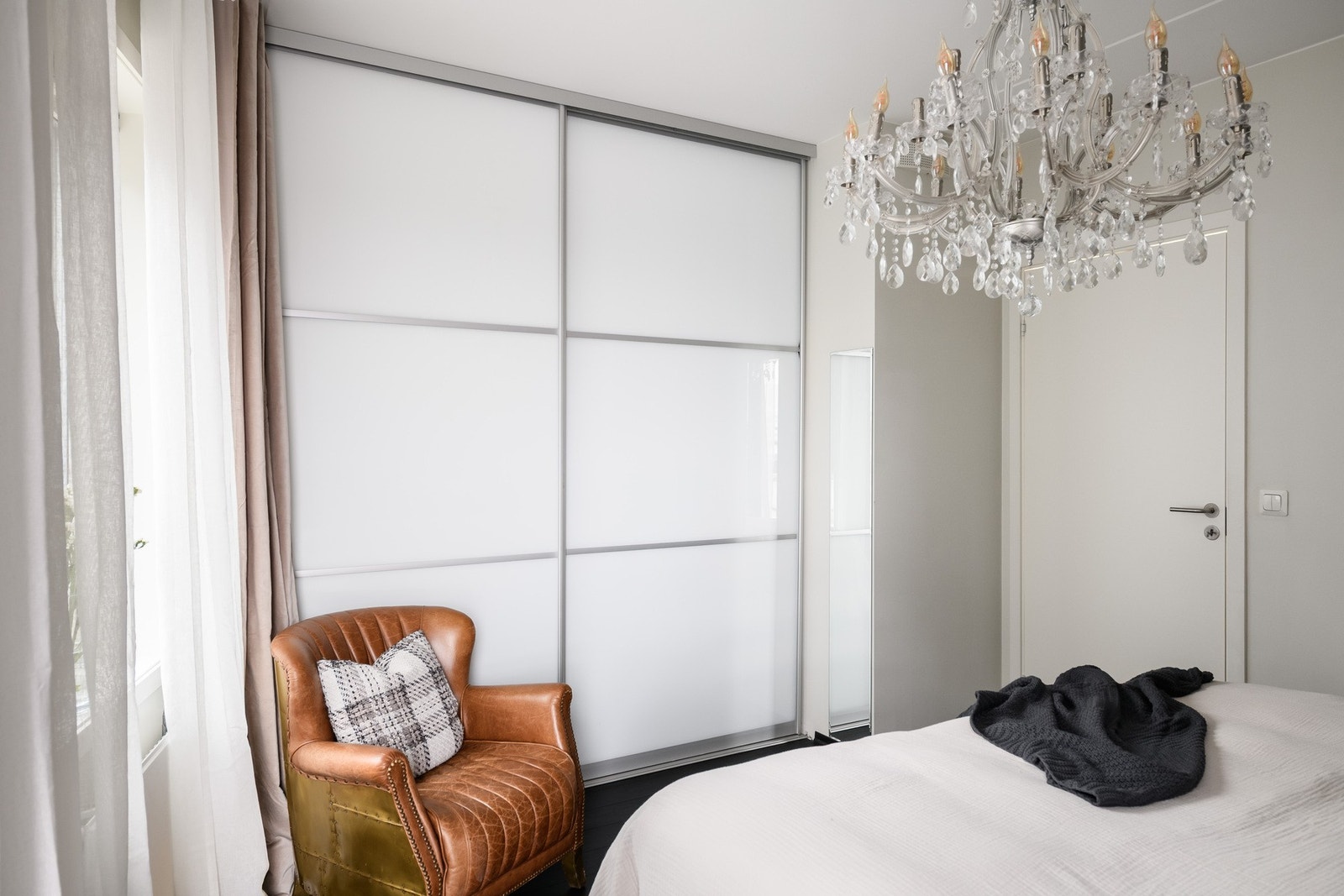 Rolig og behagelig soverom, med naturlig lys og praktiske garderobemuligheter. Galleribilde