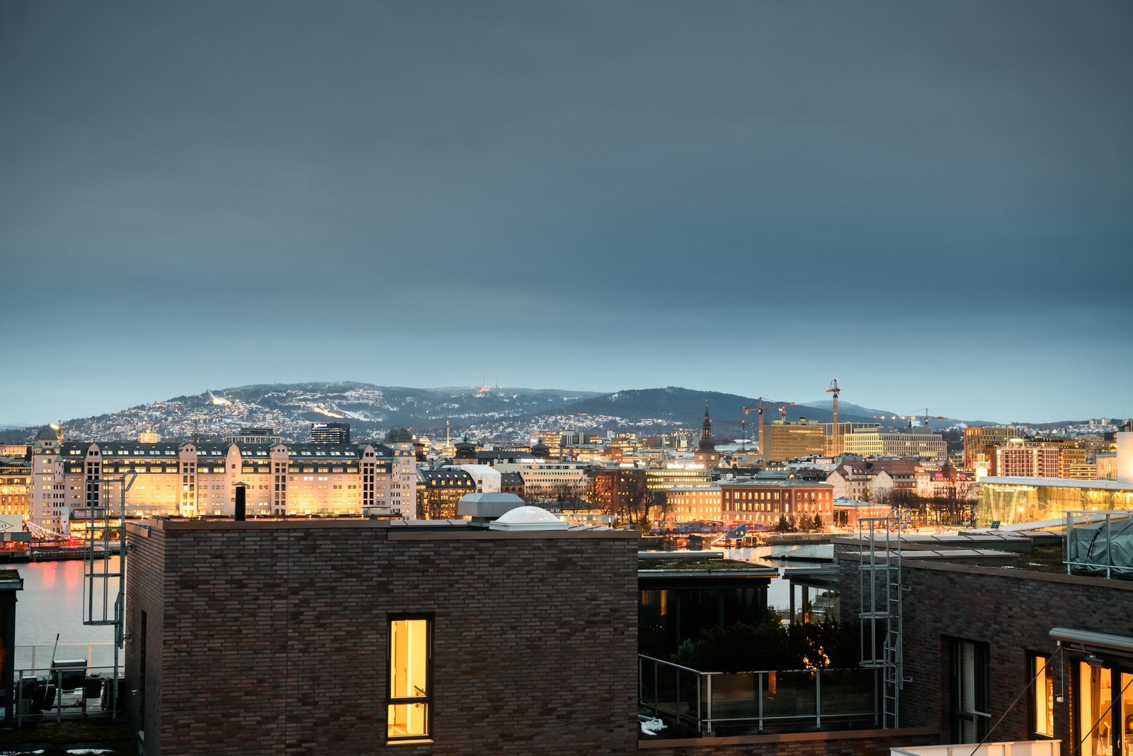 Fantastisk utsikt over byen, fjorden og helt mot Holmenkollen. Galleribilde
