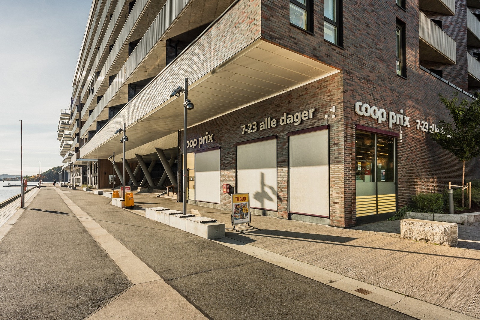 Søndagsåpen butikk rett rundt hjørnet. Galleribilde