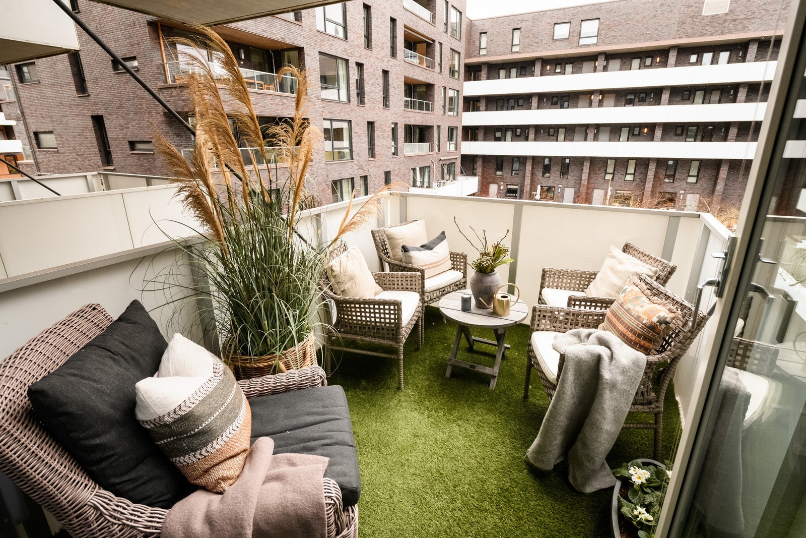 Plass til både sittegruppe og grønne innslag. Galleribilde