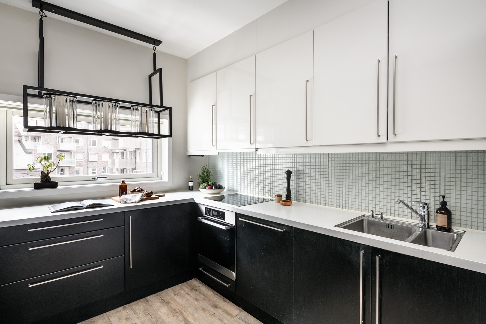 Delvis åpen planløsning gjør kjøkkenet både sosialt og funksjonelt. Galleribilde