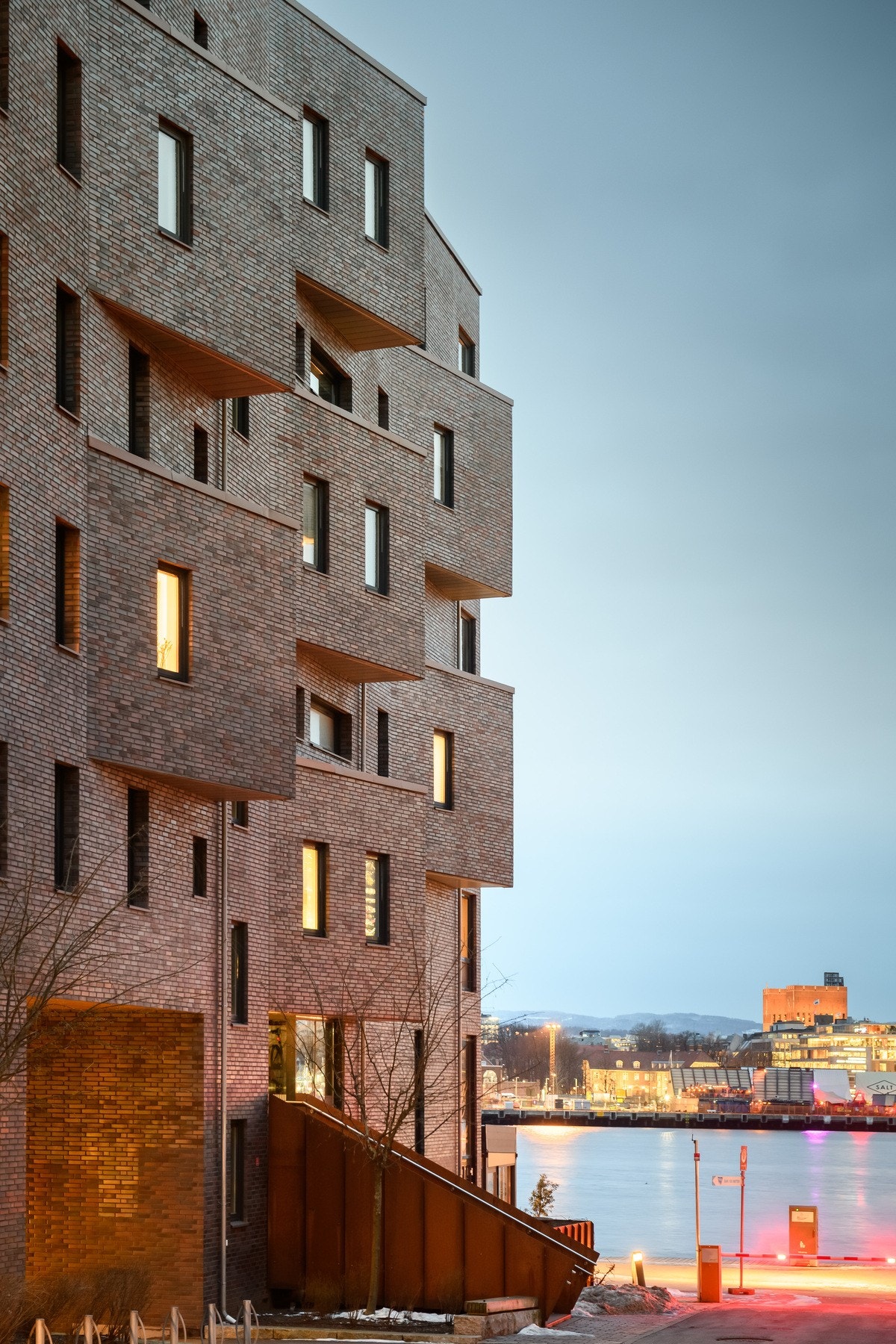 Arkitektonisk gjennomført bygg i et urbant og sjønært nabolag. Galleribilde