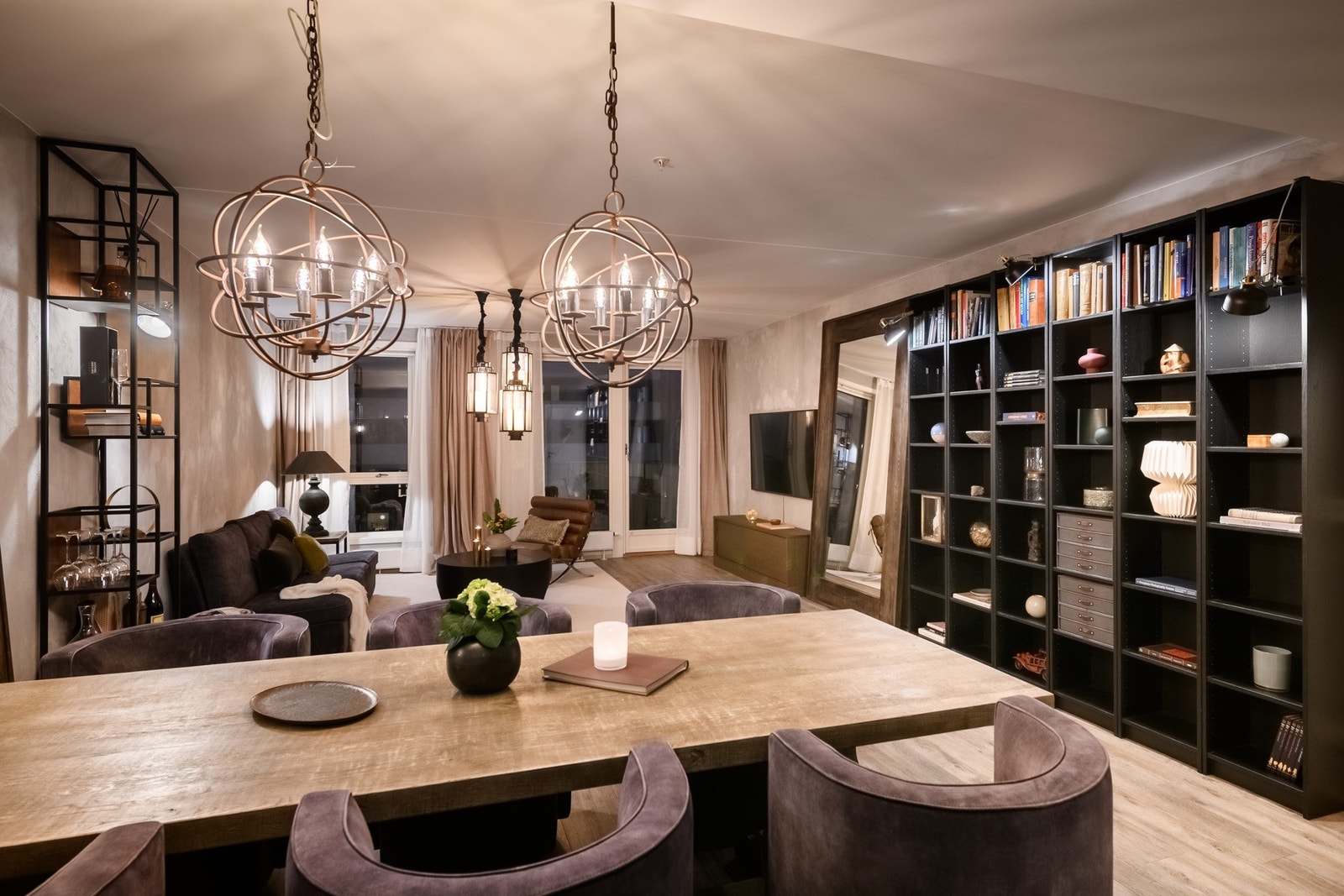 Stuen er romslig med god plass til spisebord og sofaområde. Galleribilde