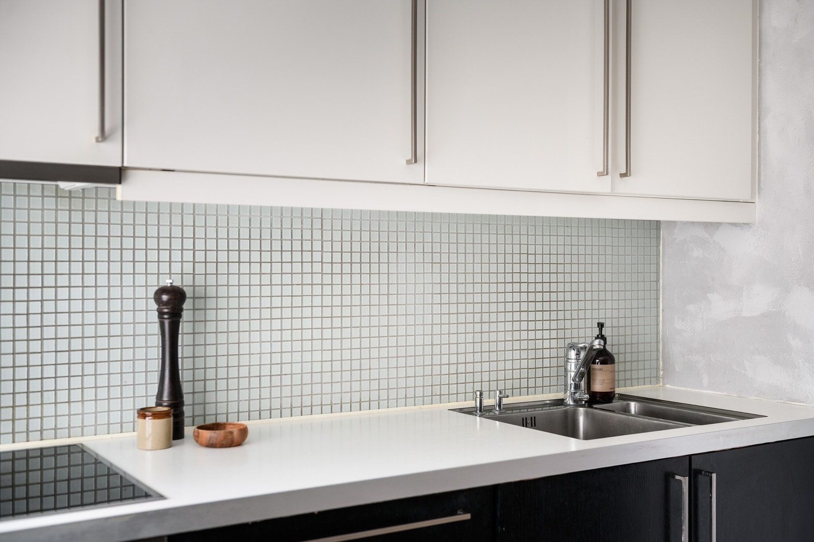 Smart utforming med underlimt kum og fliser over benk for et rent og tidløst uttrykk. Galleribilde