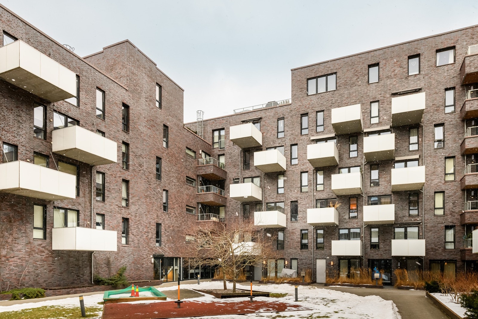 Bygget har en skjermet plassering med lite innsyn og rolige omgivelser. Galleribilde