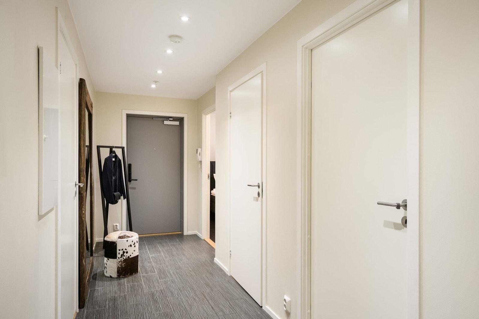 Nye innvendige dører fra 2026 gir et moderne førsteinntrykk allerede ved inngangsdøren. Galleribilde