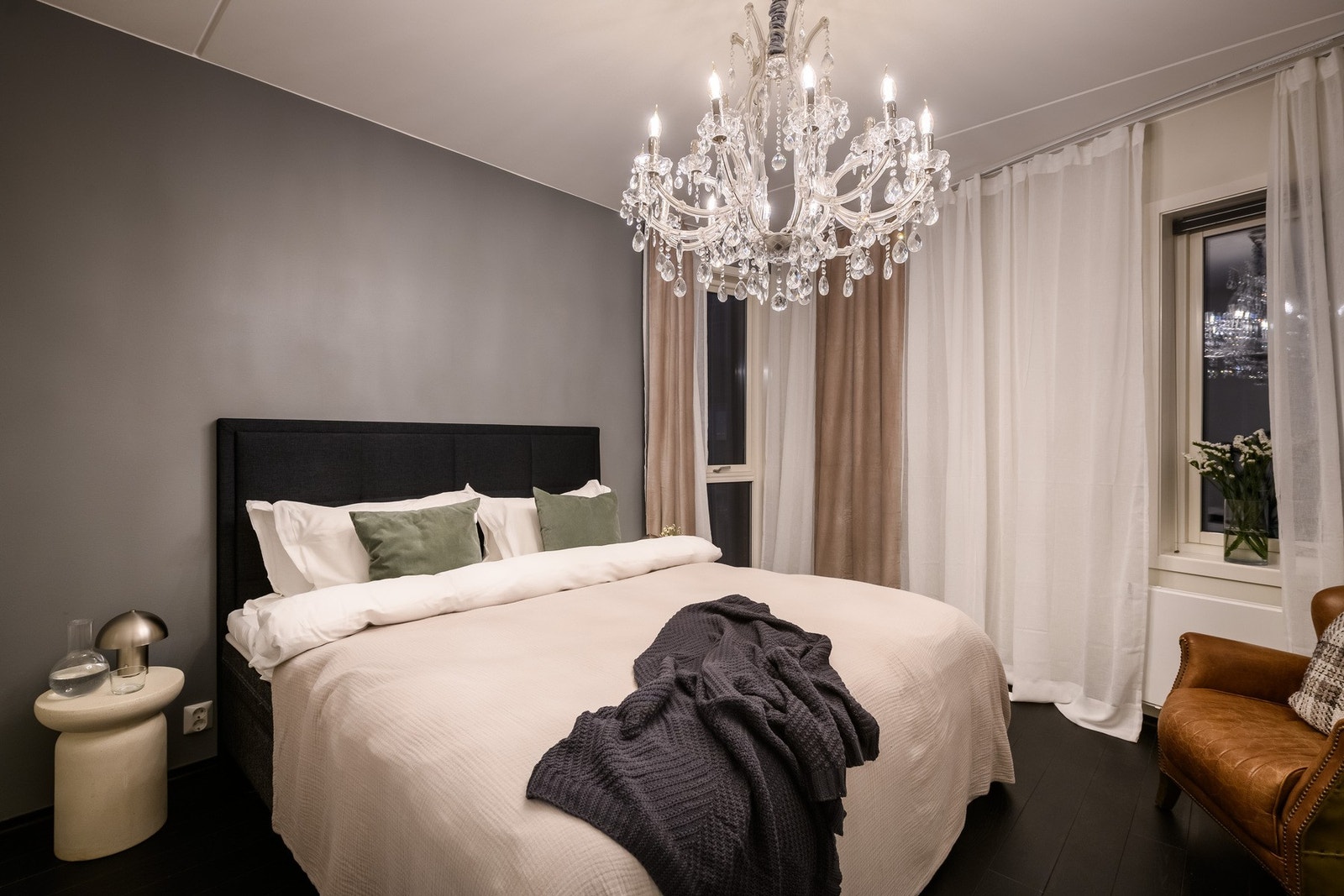 Oppgraderte overflater gir rommet et rent og moderne preg. Galleribilde