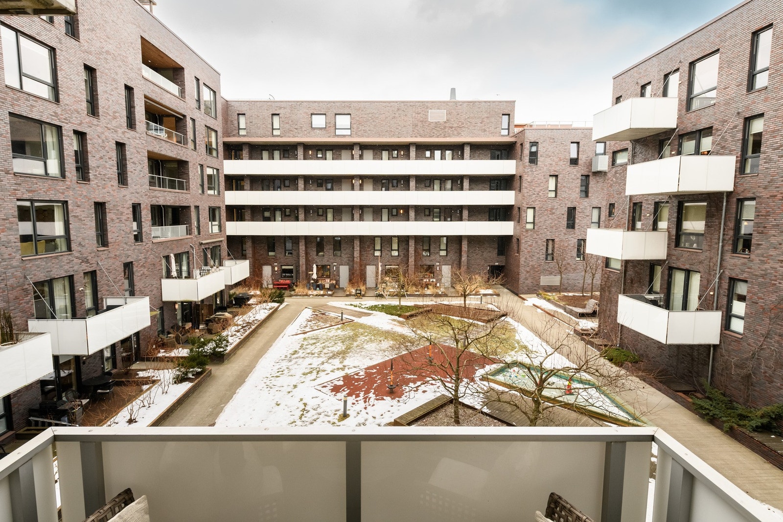 Skjermet beliggenhet med gode lysforhold og utsikt mot nabolagets åpne byrom. Galleribilde