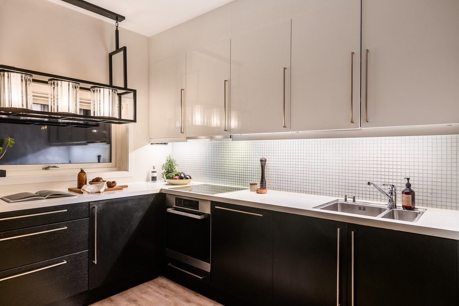 Moderne kjøkken med høyglansfronter og gode arbeidsflater. Galleribilde