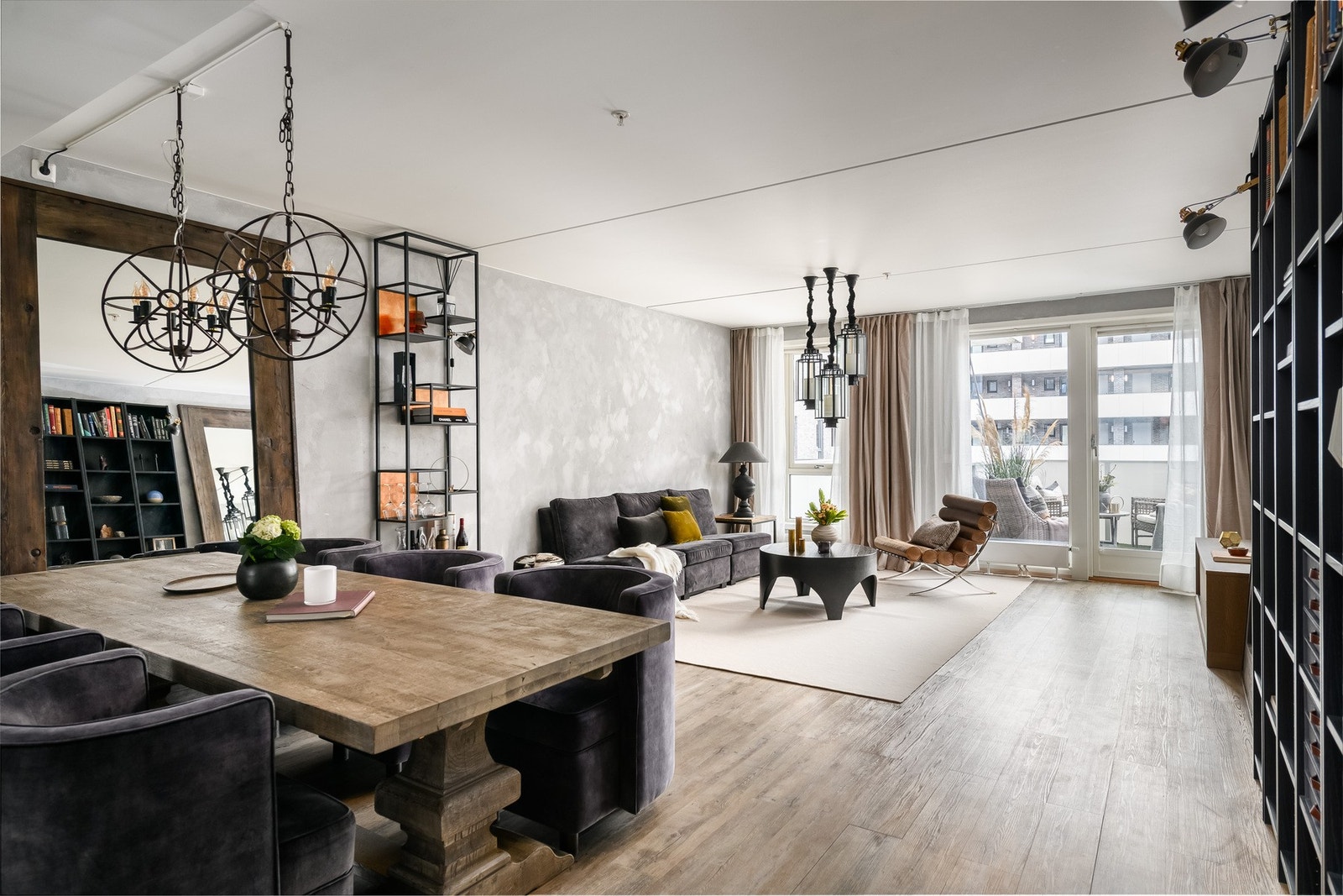 Store vinduer fra begge sider gir mye naturlig lys i leiligheten. Galleribilde